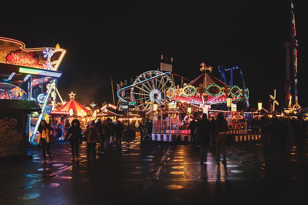 Foto del parque de atracciones por la noche