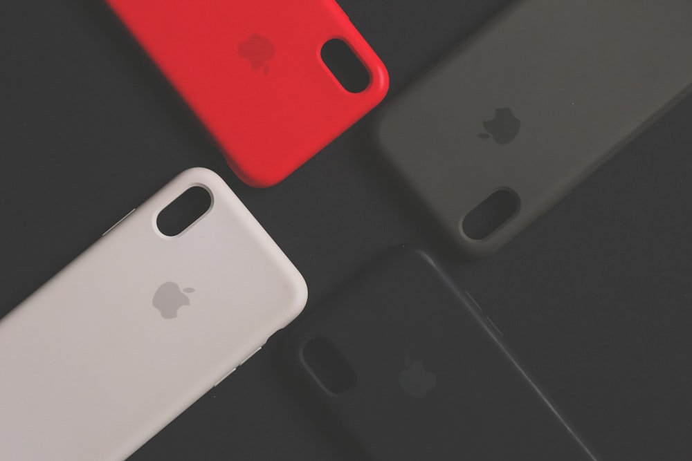 3 coques Apple iPhone de couleurs assorties