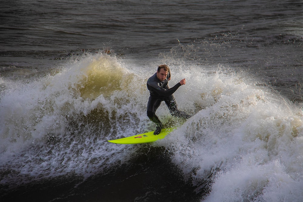 homme surfant pendant la journée