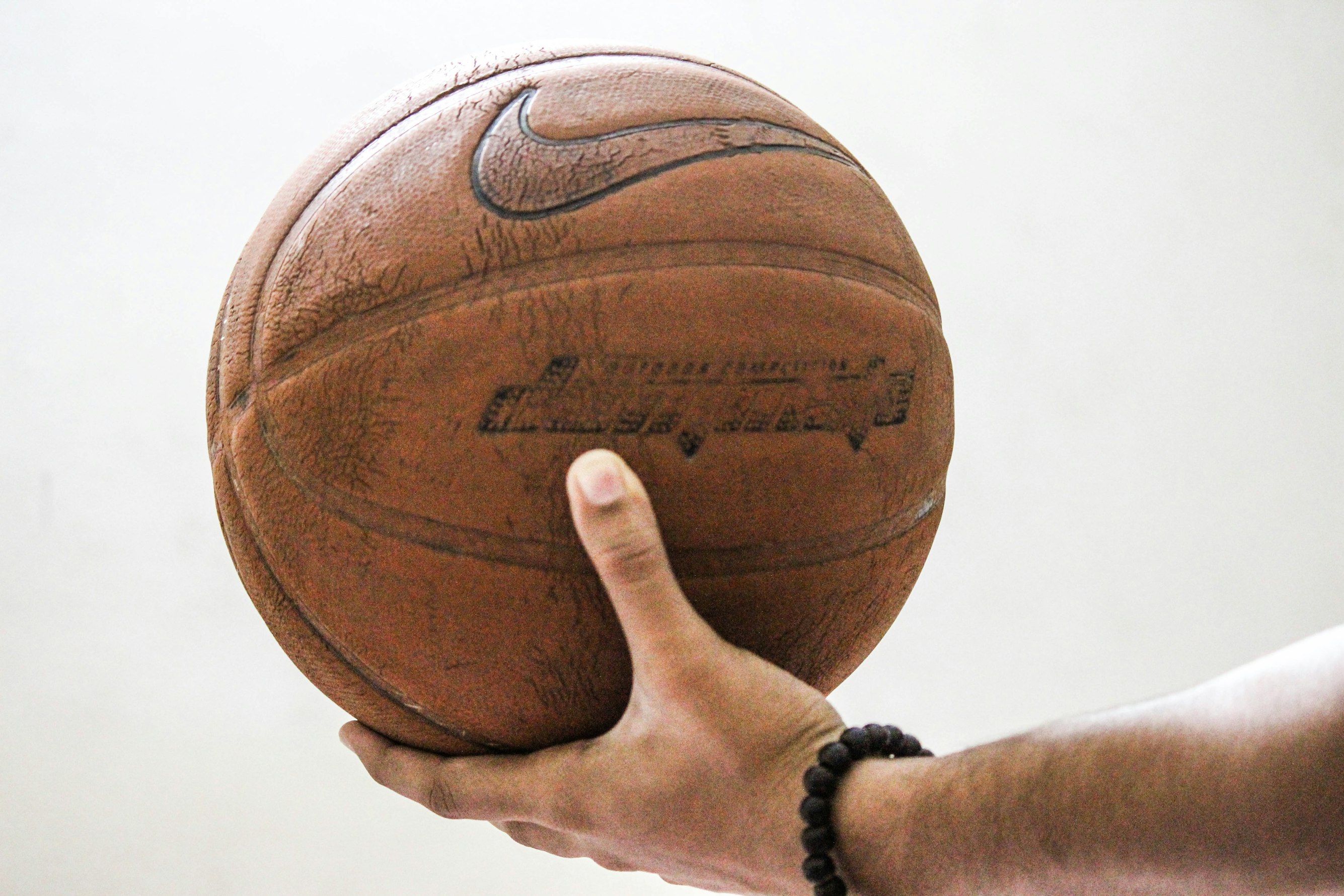 Técnico con balón de baloncesto en la mano antes de lanzarlo.  Comienza el torneo.