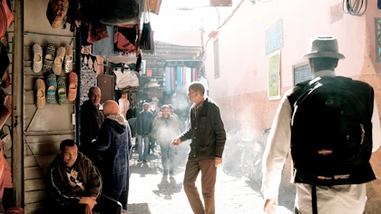 Humo de las parrillas en una callejuela