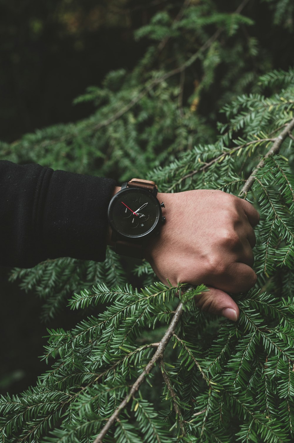 round black analog watch