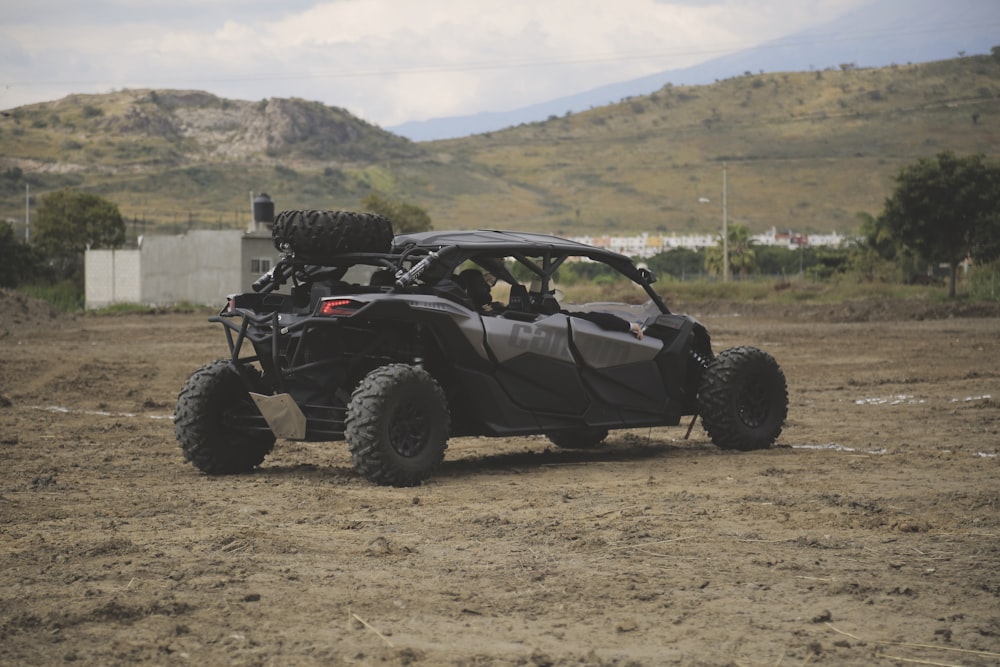 schwarzes UTV tagsüber auf dem Feld