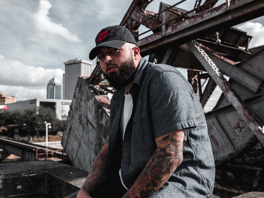 hombre con gorra gris y camisa abotonada