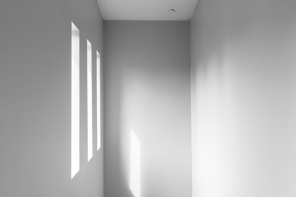 corridoio vuoto bianco