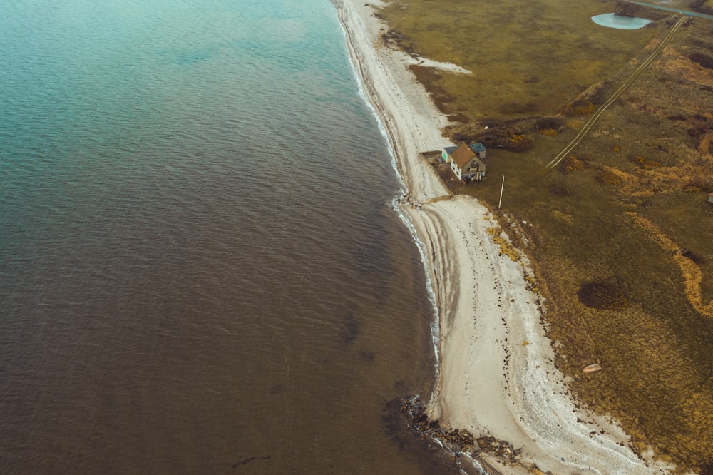 Photographie aérienne d’une maison à côté du rivage pendant la journée