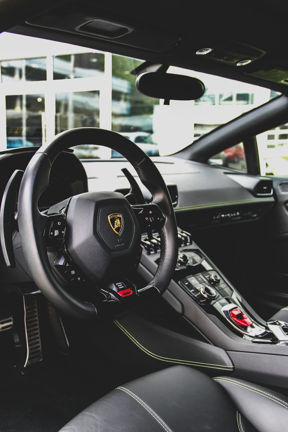schwarzer Lamborghini-Fahrzeuginnenraum bei Tag