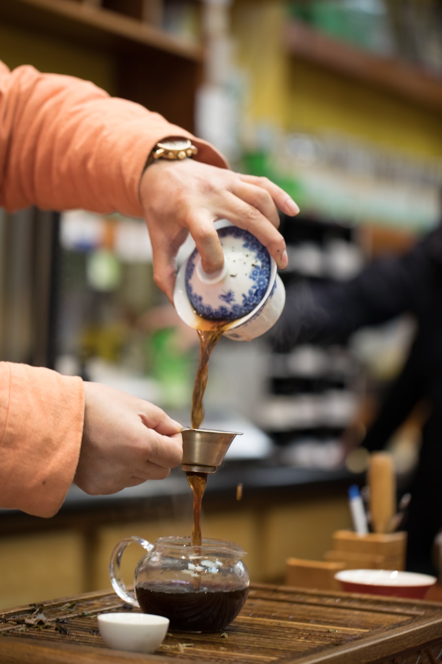 沖泡茶包，茶湯緩緩注入茶壺