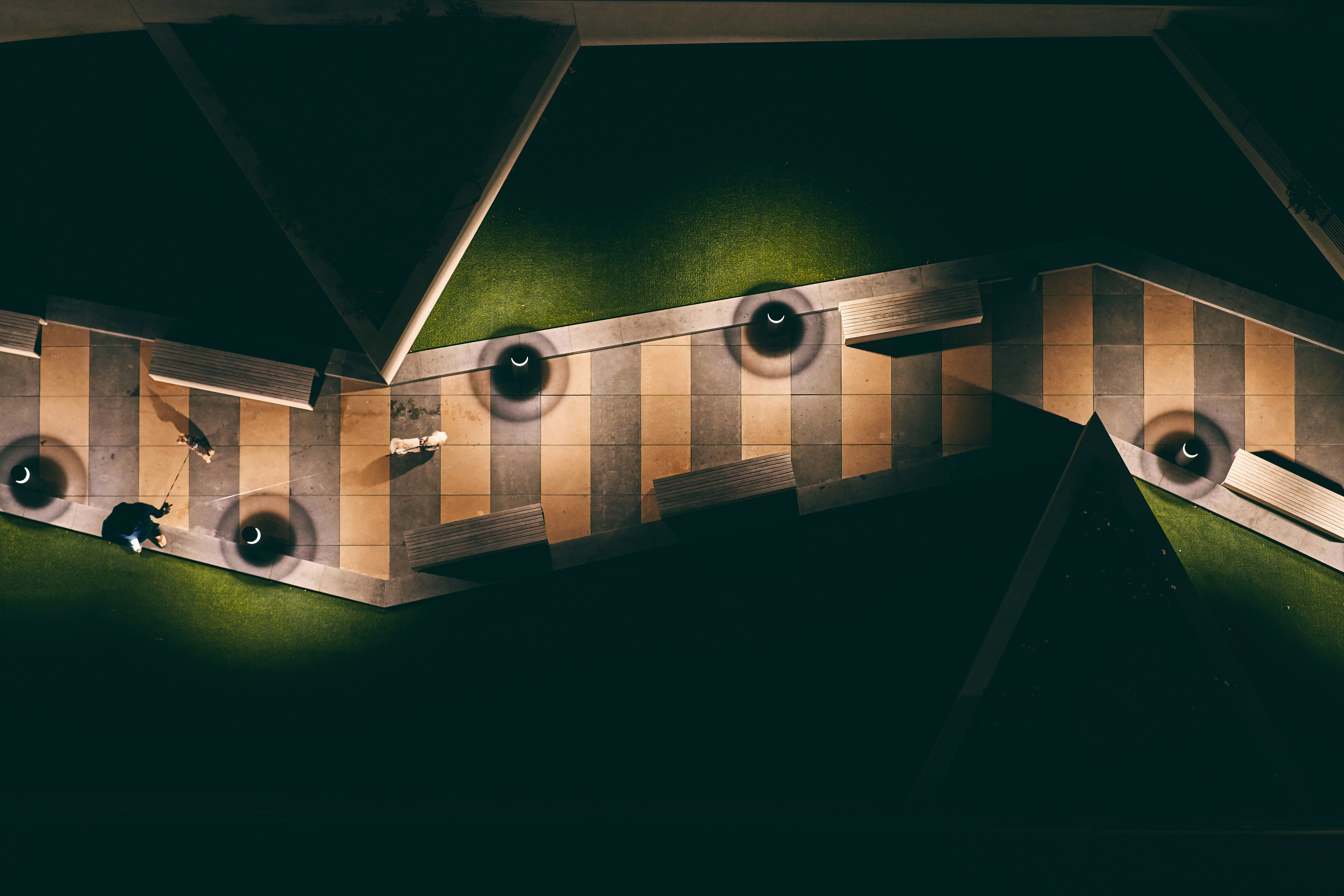 mesa de madeira marrom e verde