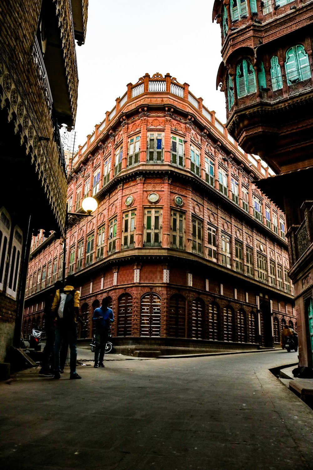 Edificio de hormigón marrón en esquina