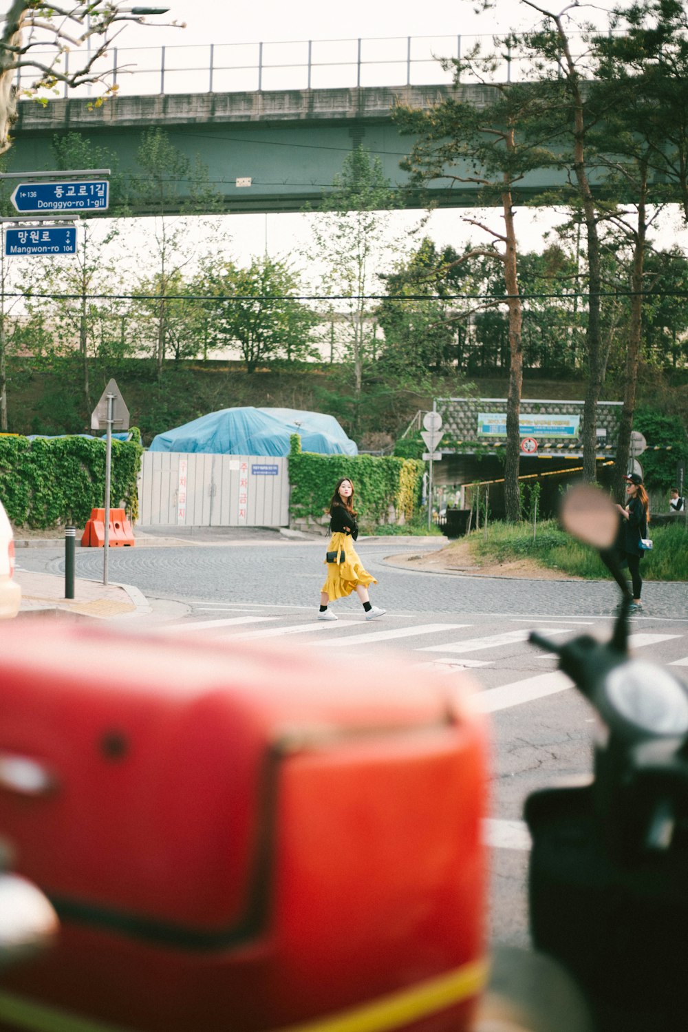 Mujer caminando en el carril peatonal