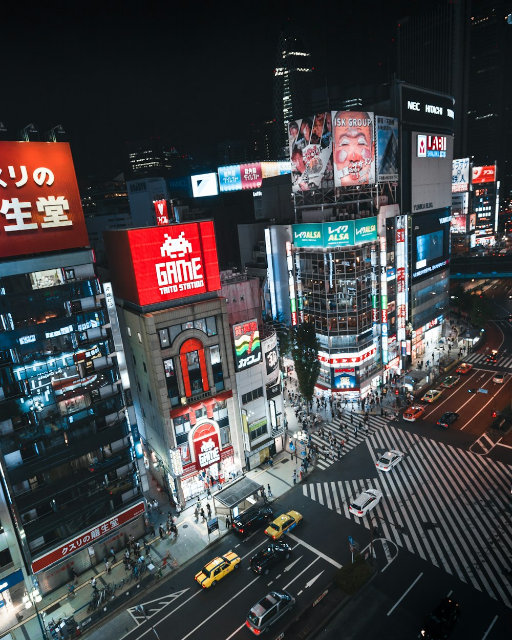 夜間の道路上の商業ビルや車両の航空写真