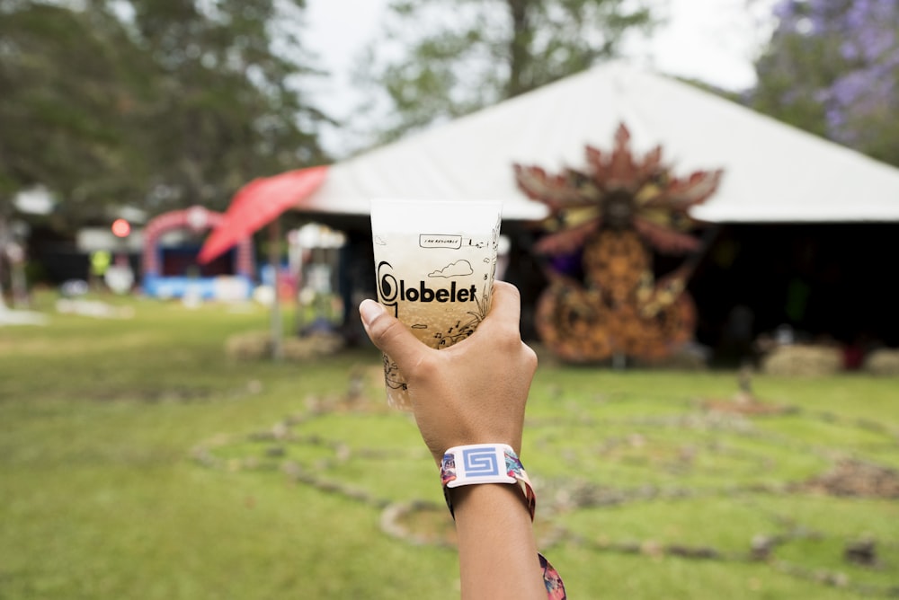 person holding Olobelet cup