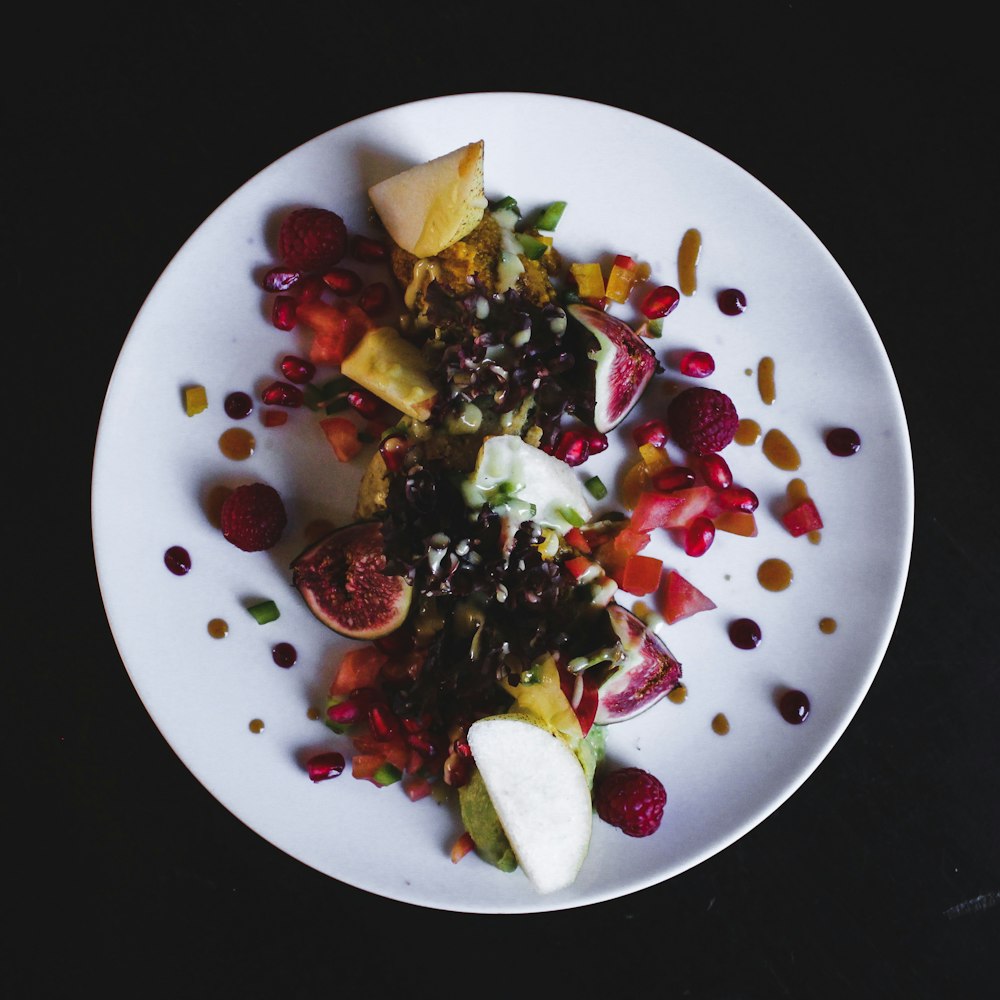 fruits tranchés sur assiette en céramique blanche