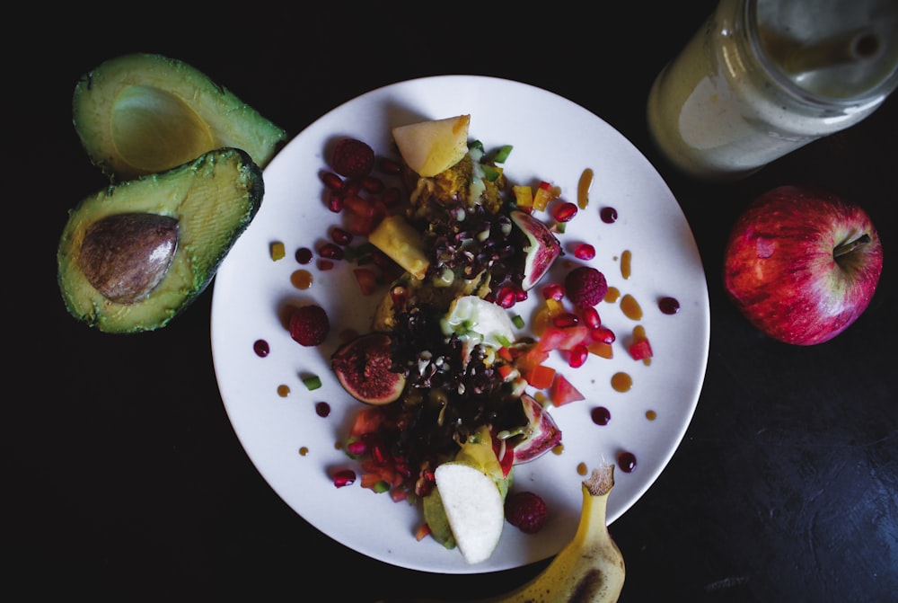 fruits tranchés à l’assiette