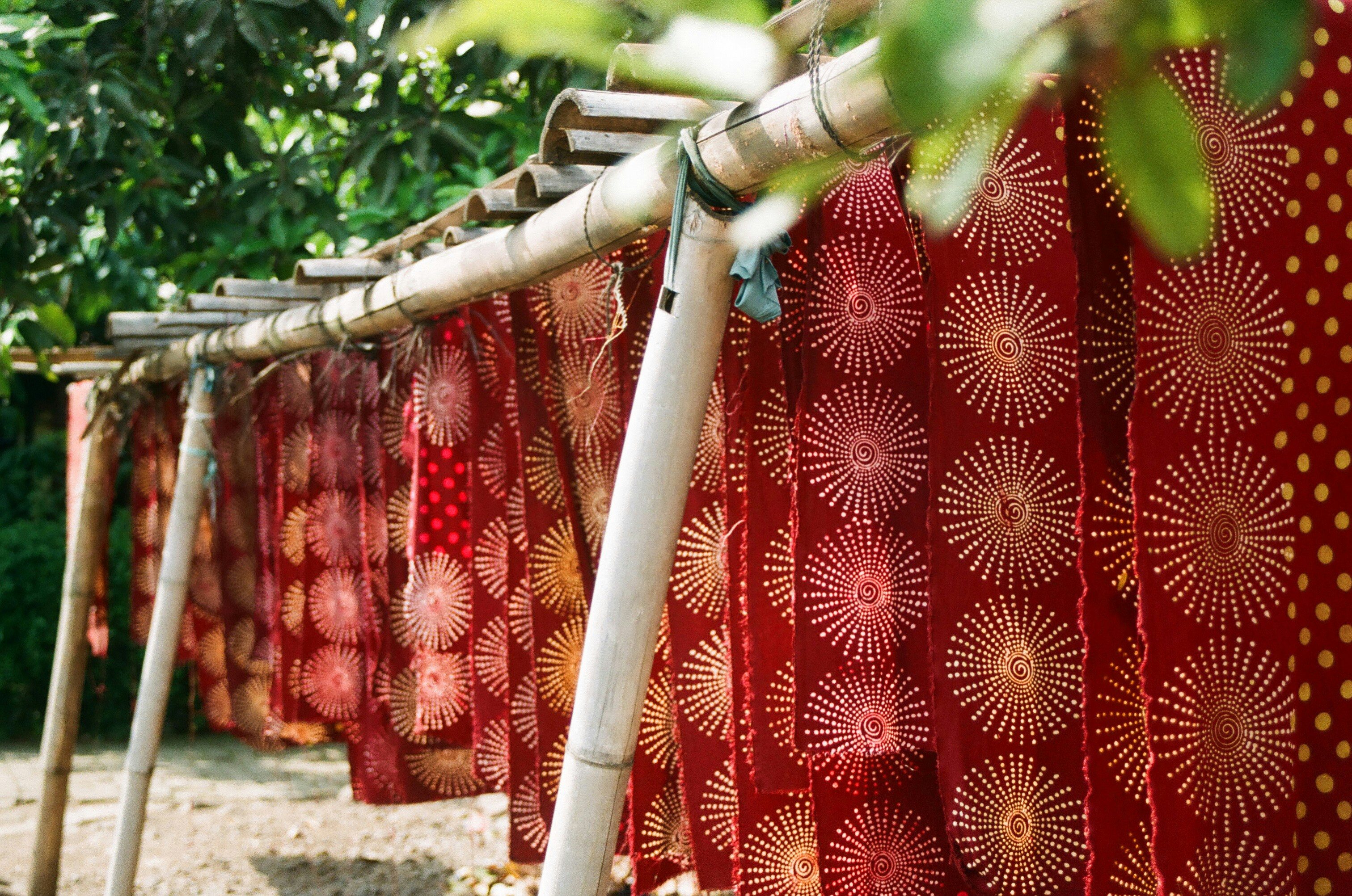Tropische retro gordijnen met felle bloemenprints.
