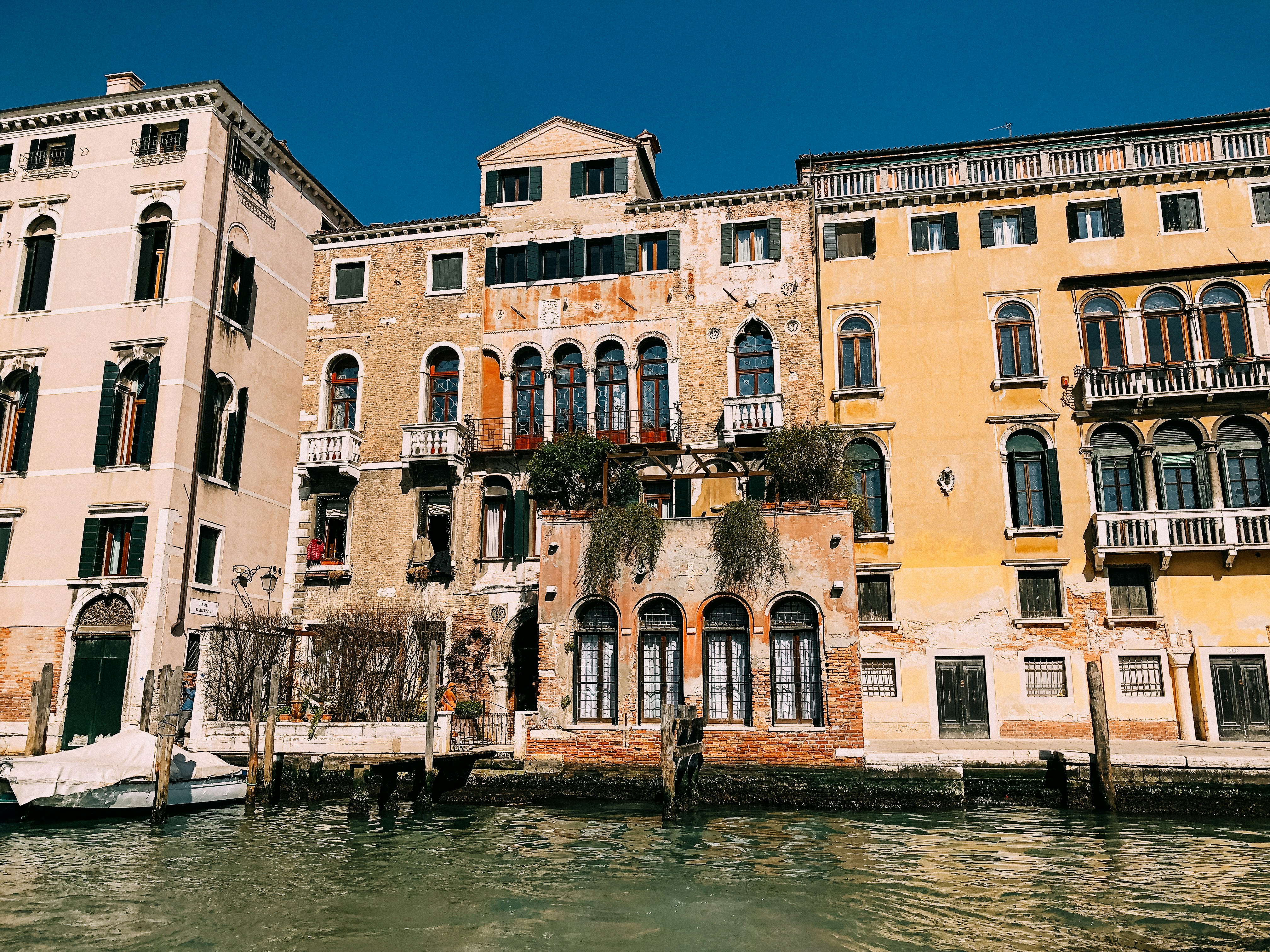 Photo by laurentzziu