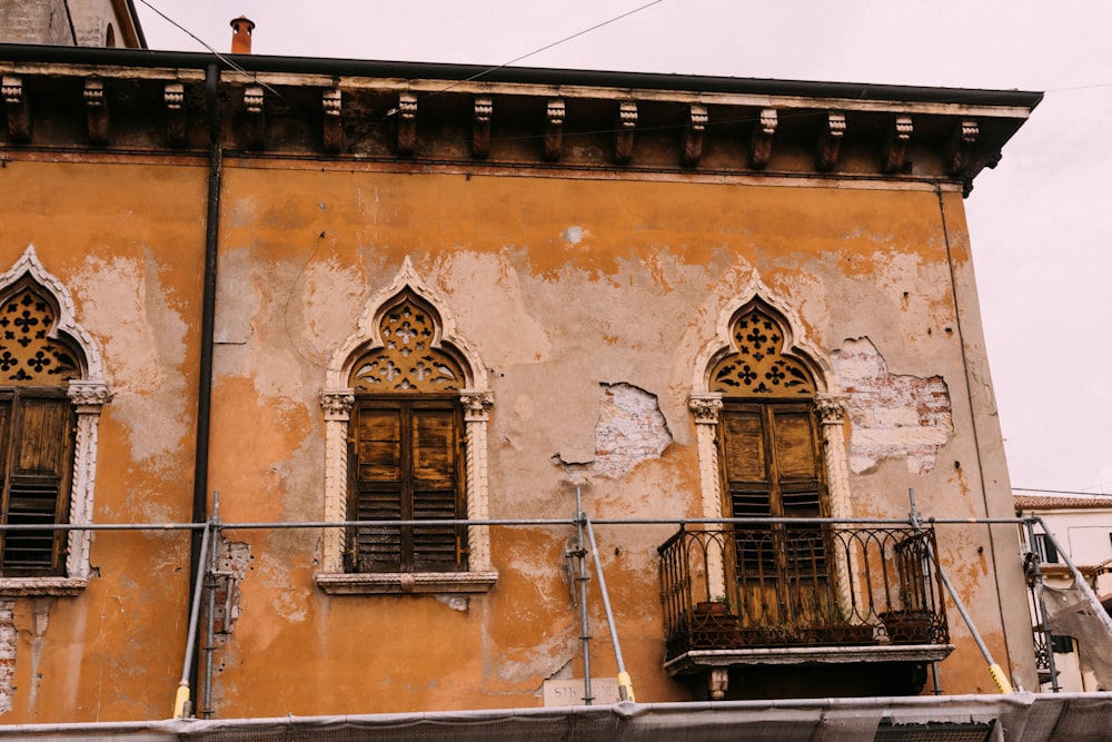 brown concrete building