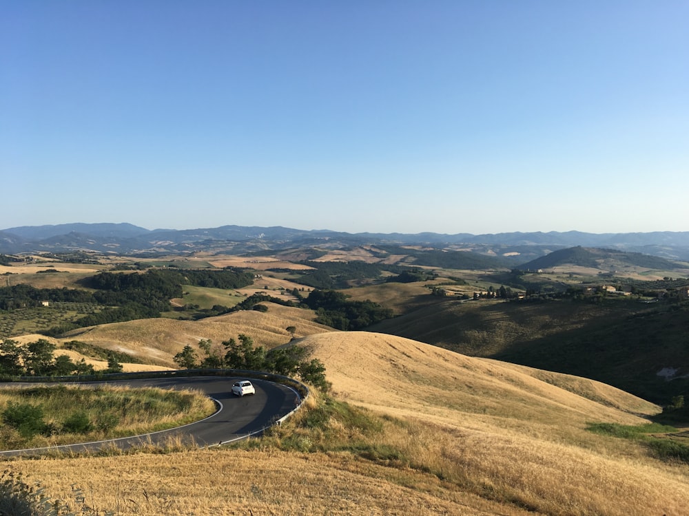 veicolo bianco su strada