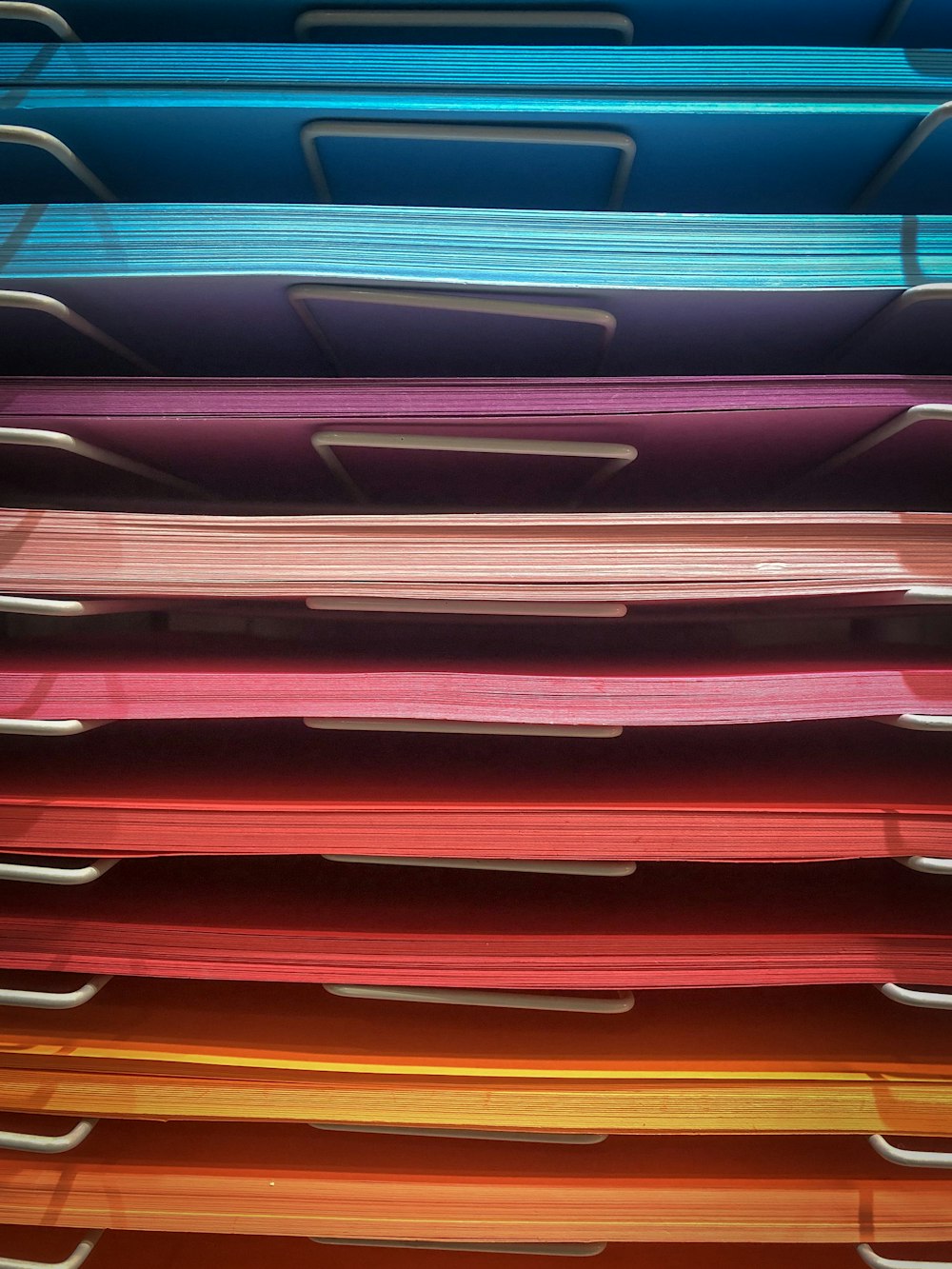 pilha de papéis de cores variadas