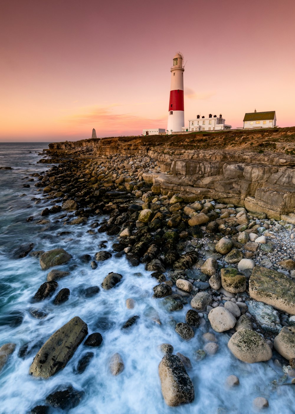 farol perto do corpo de água