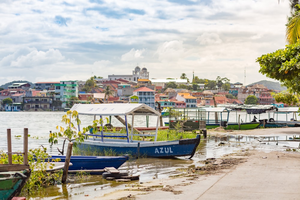 barco branco e azul no corpo da água