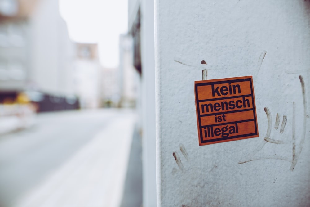 Kein Mench Ist Pegatina de letrero ilegal