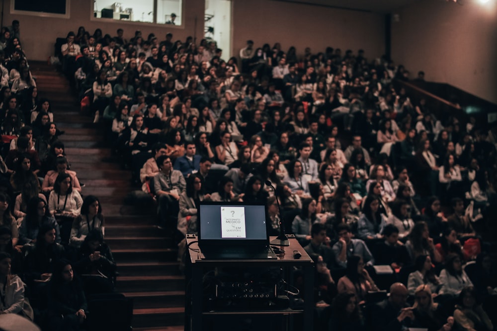 personnes assises à l’intérieur de la pièce