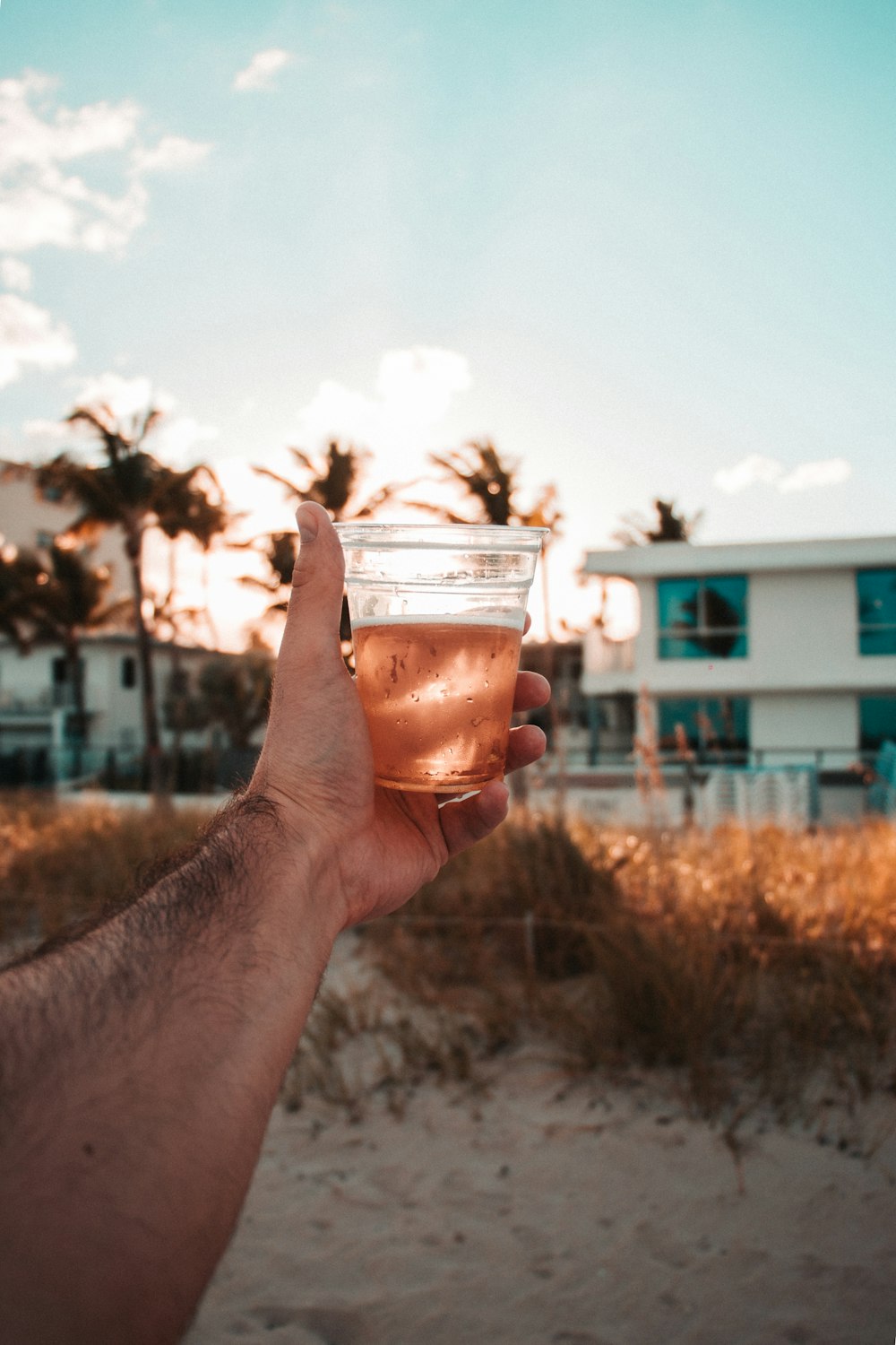 Hombre sostiene un vaso de cerveza