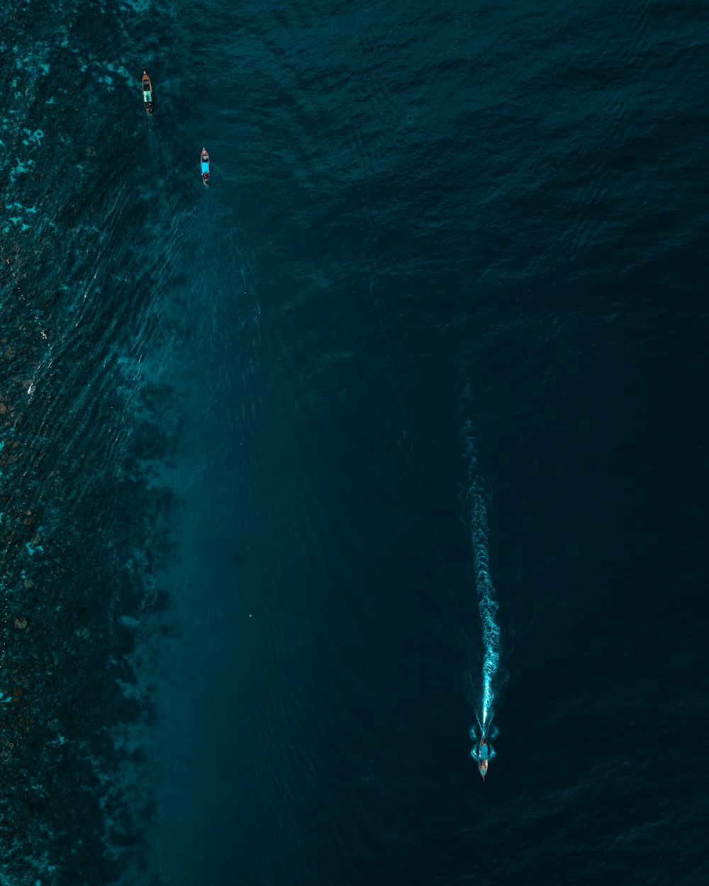 水上のボートの空中写真