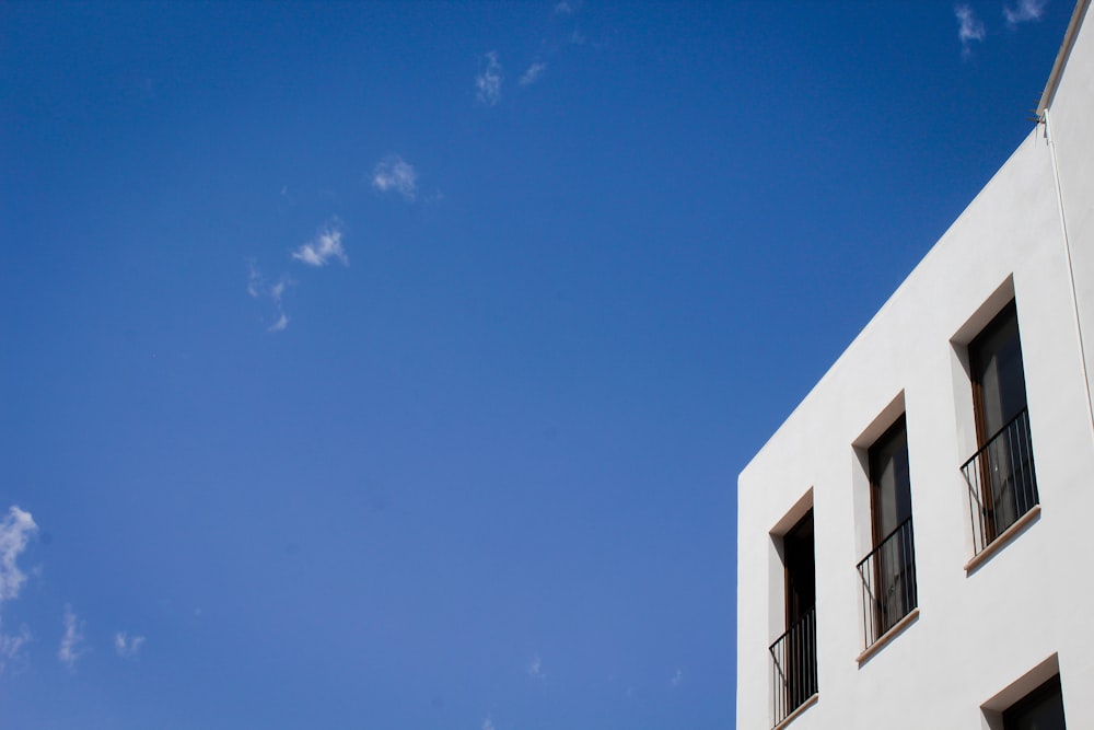 Edificio de hormigón blanco bajo cielo azul