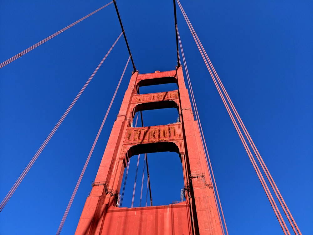 Fotografía de ángulo bajo del puente Golden Gate durante el día