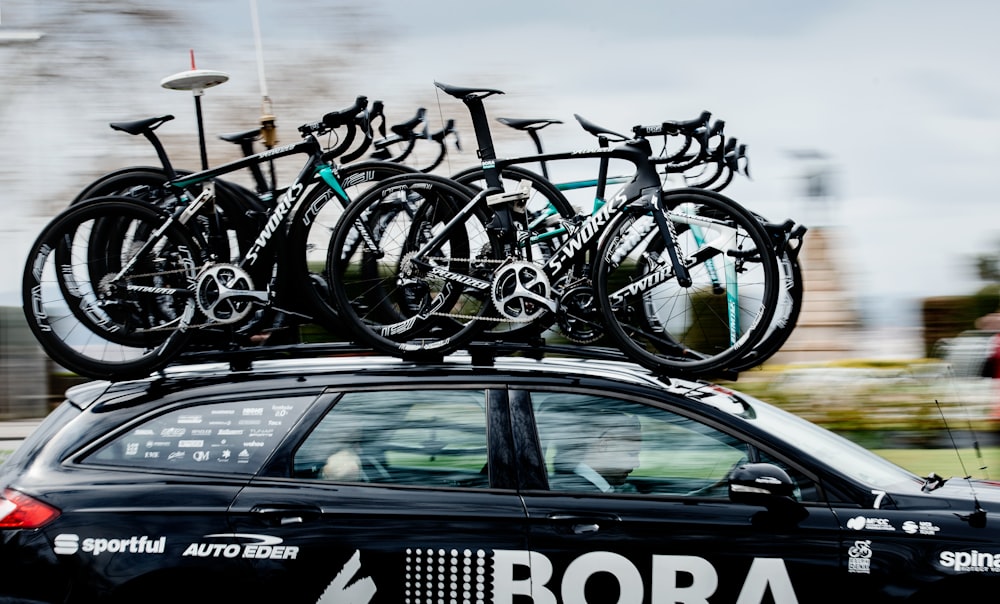 bici da strada in cima a un SUV nero