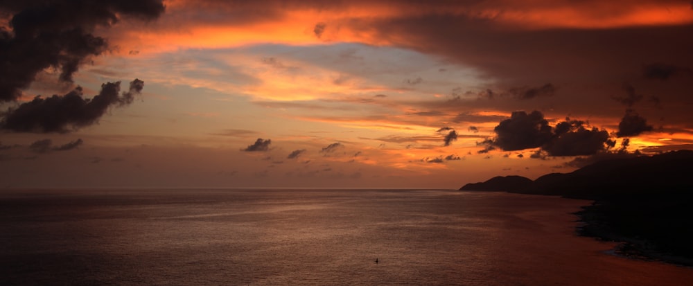 Cuerpo de agua en calma durante la hora dorada