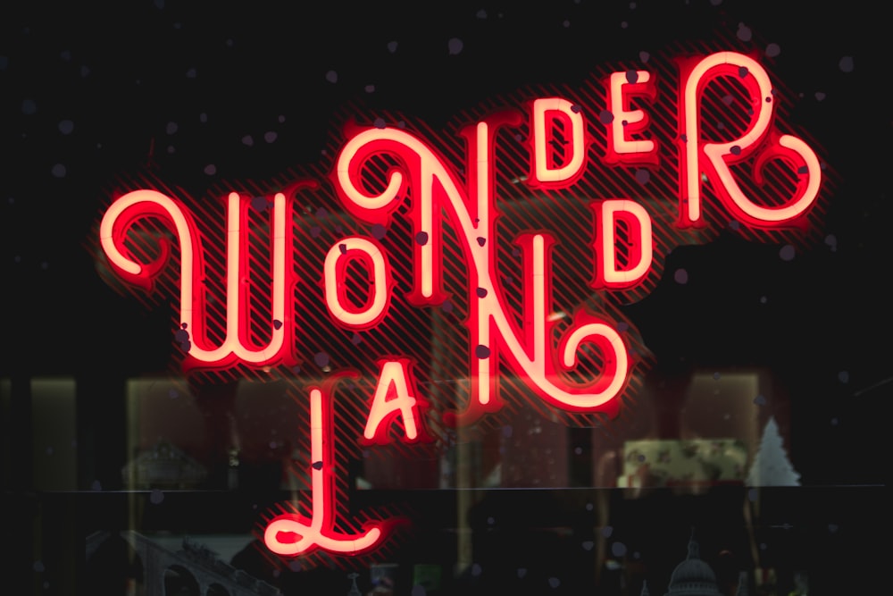 Wonderland Neonreklame bei Nacht