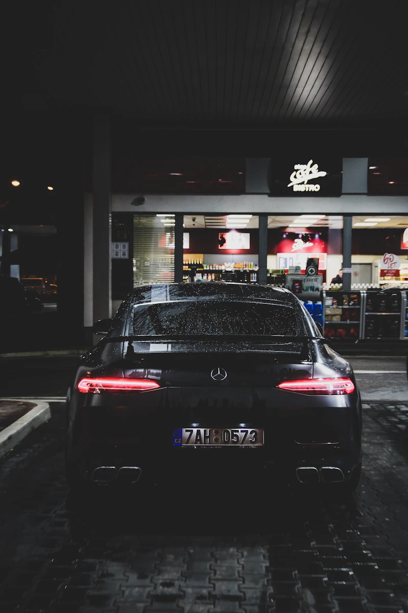 黑色奔驰轿车