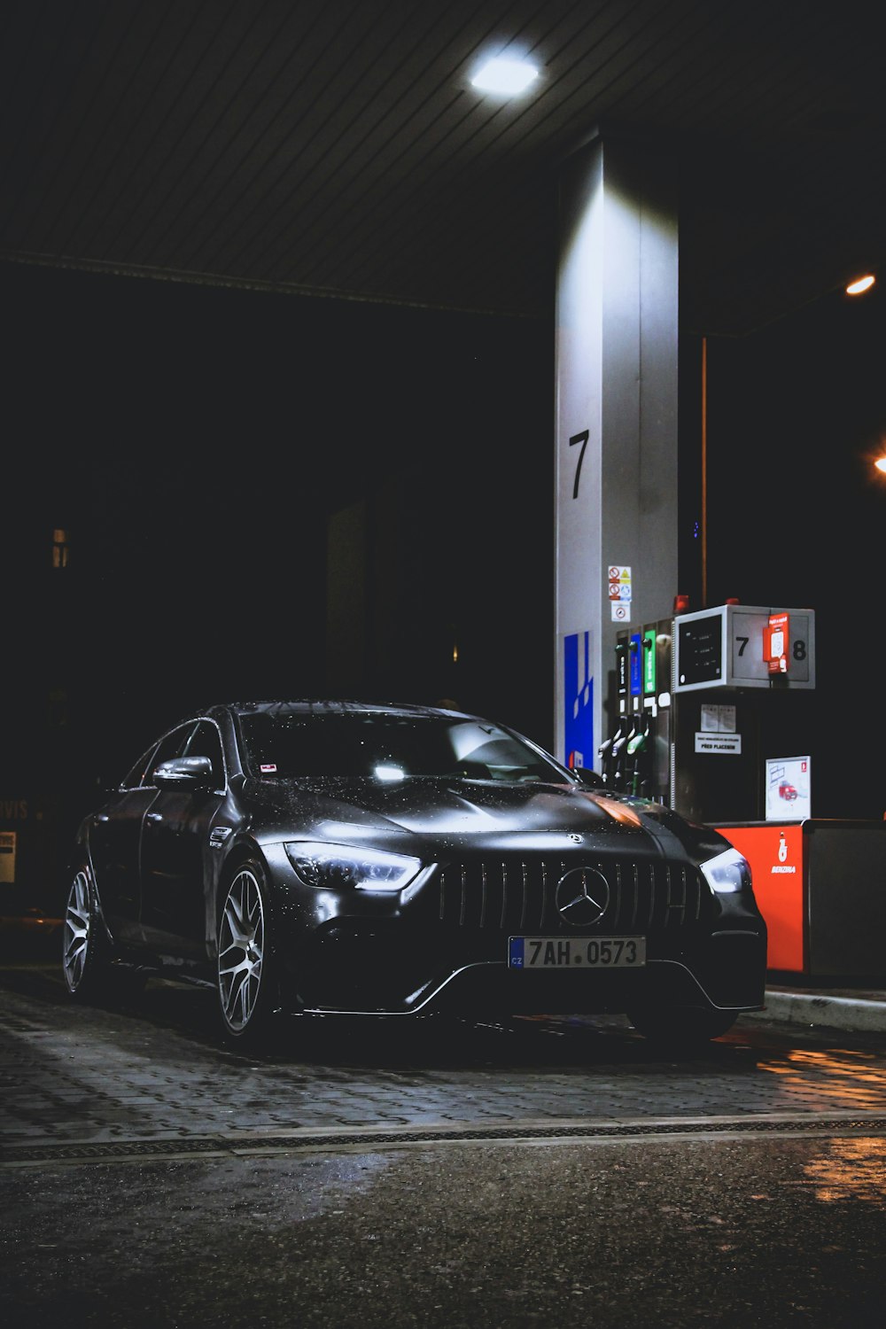 schwarzer Mercedes-Benz an der Tankstelle in der Nacht