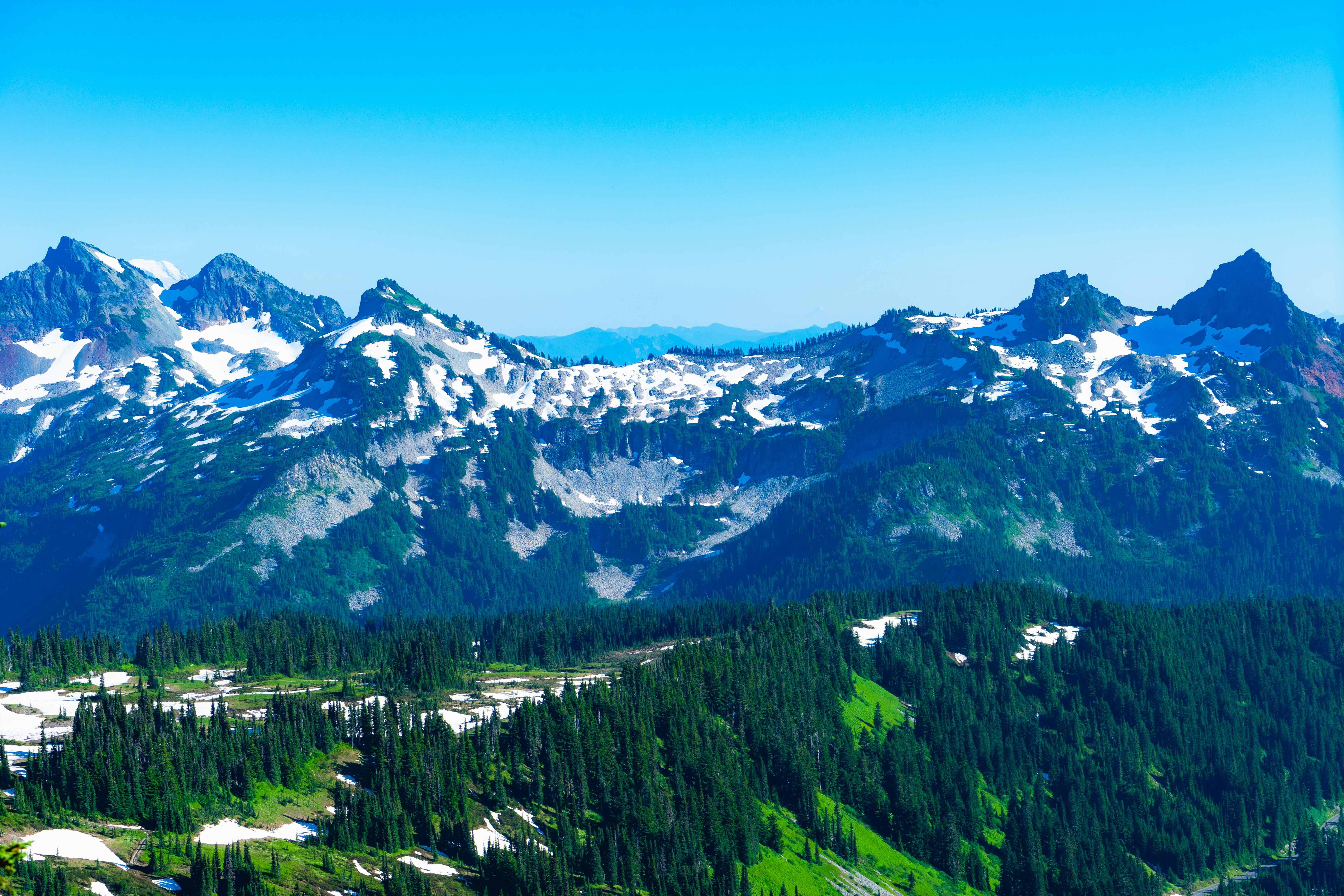 Fotografía de la cordillera verde durante el día