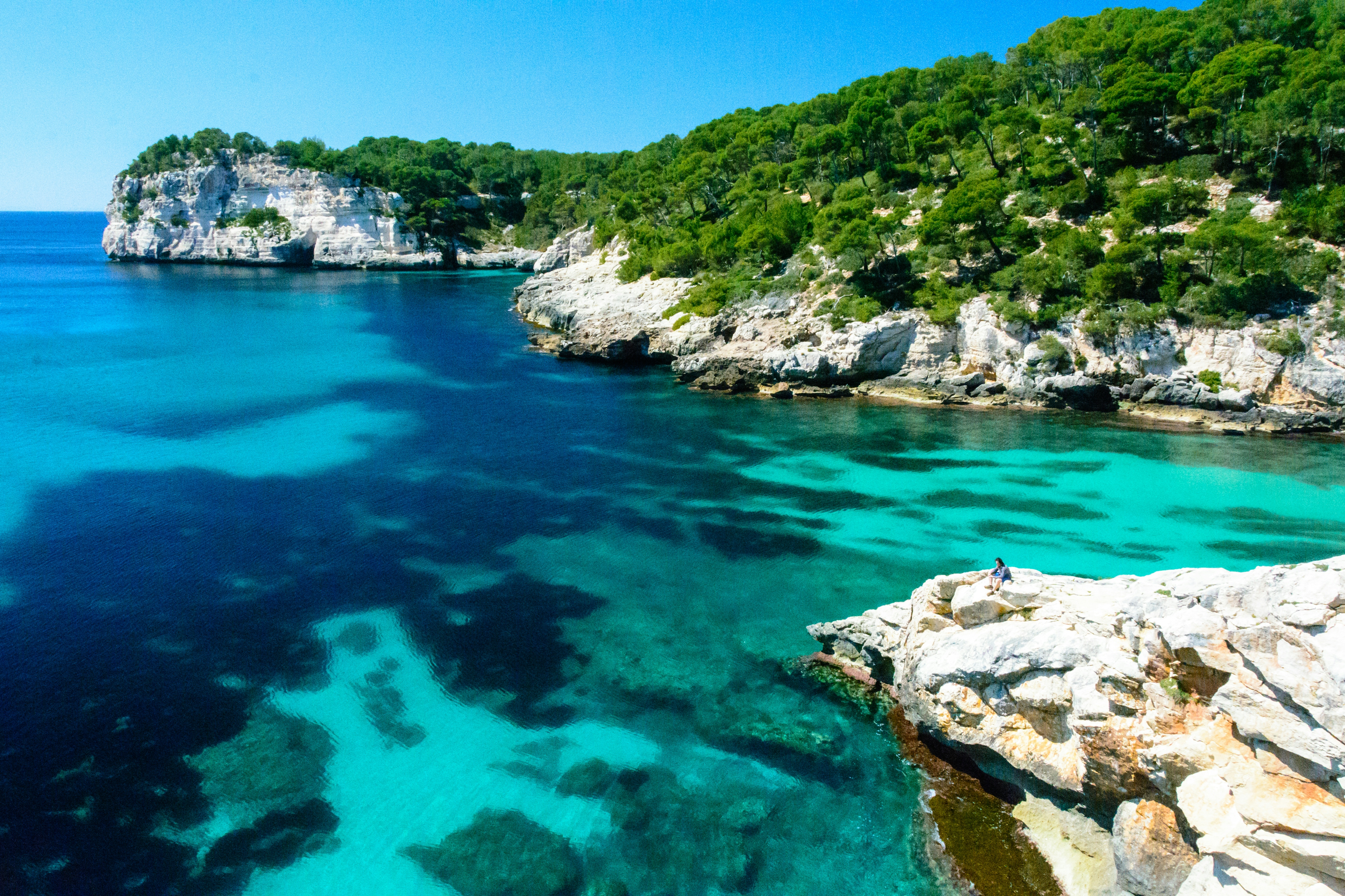 l'acqua cristallina lambisce la costa rocciosa dell'isola di Maiorca