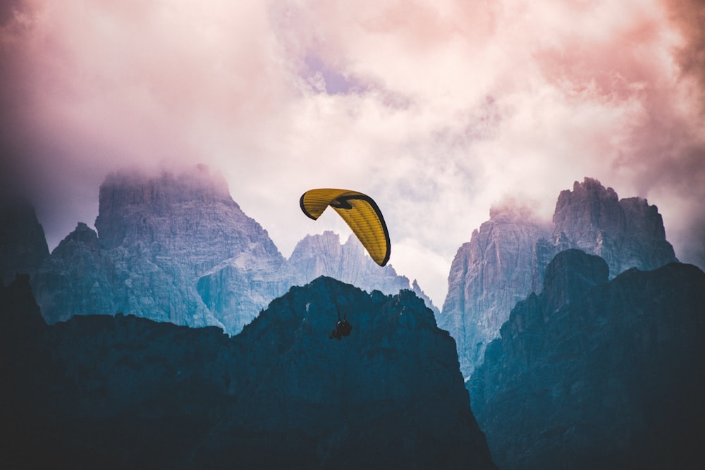 Persona en parapente cerca de la montaña