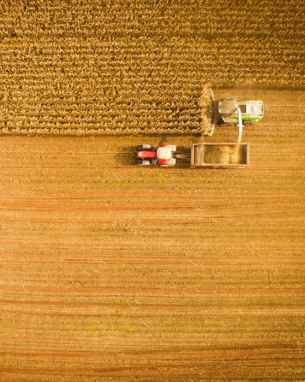 juguete de tractor agrícola en el suelo