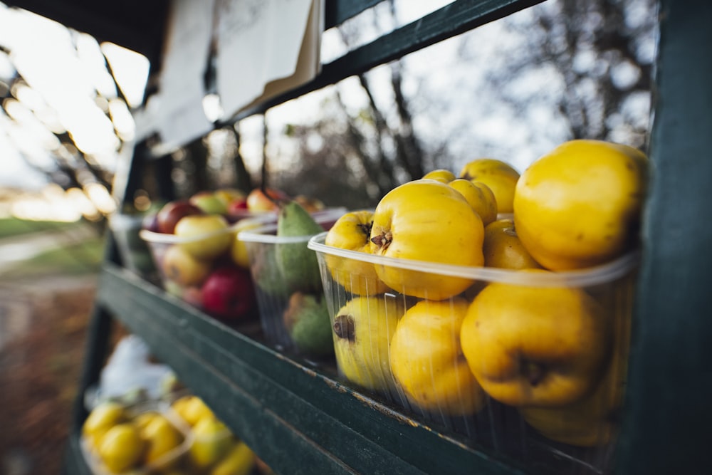 Variété de fruits exposés sur une étagère en bois