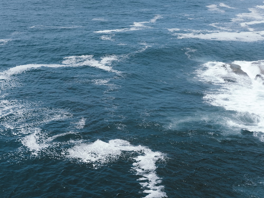 sea waves during daytime