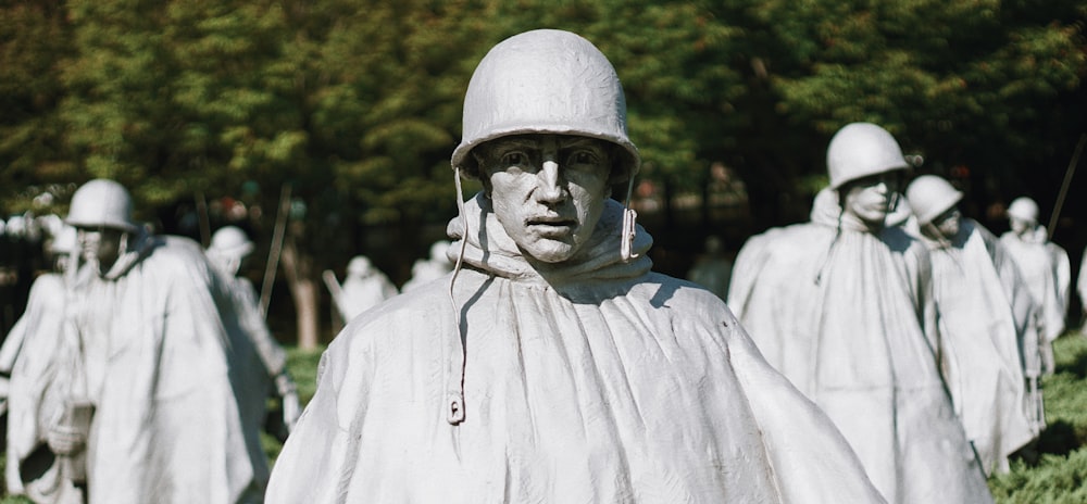 soldier statue close-up photography