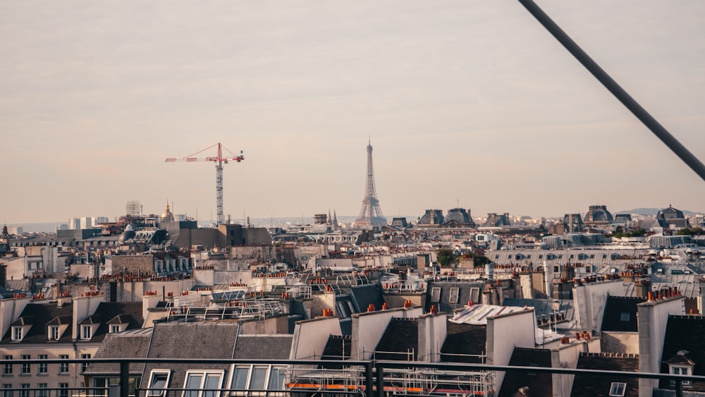 guindaste de lança vermelho e cinza visto perto da torre Eiffel