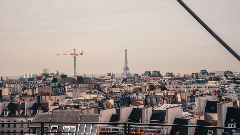 roter und grauer Auslegerkran in der Nähe des Eiffelturms