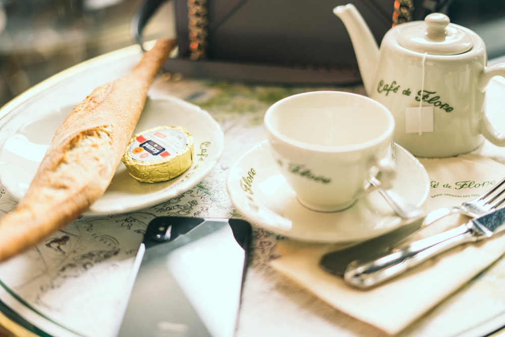 bread on top of saucer near teacup