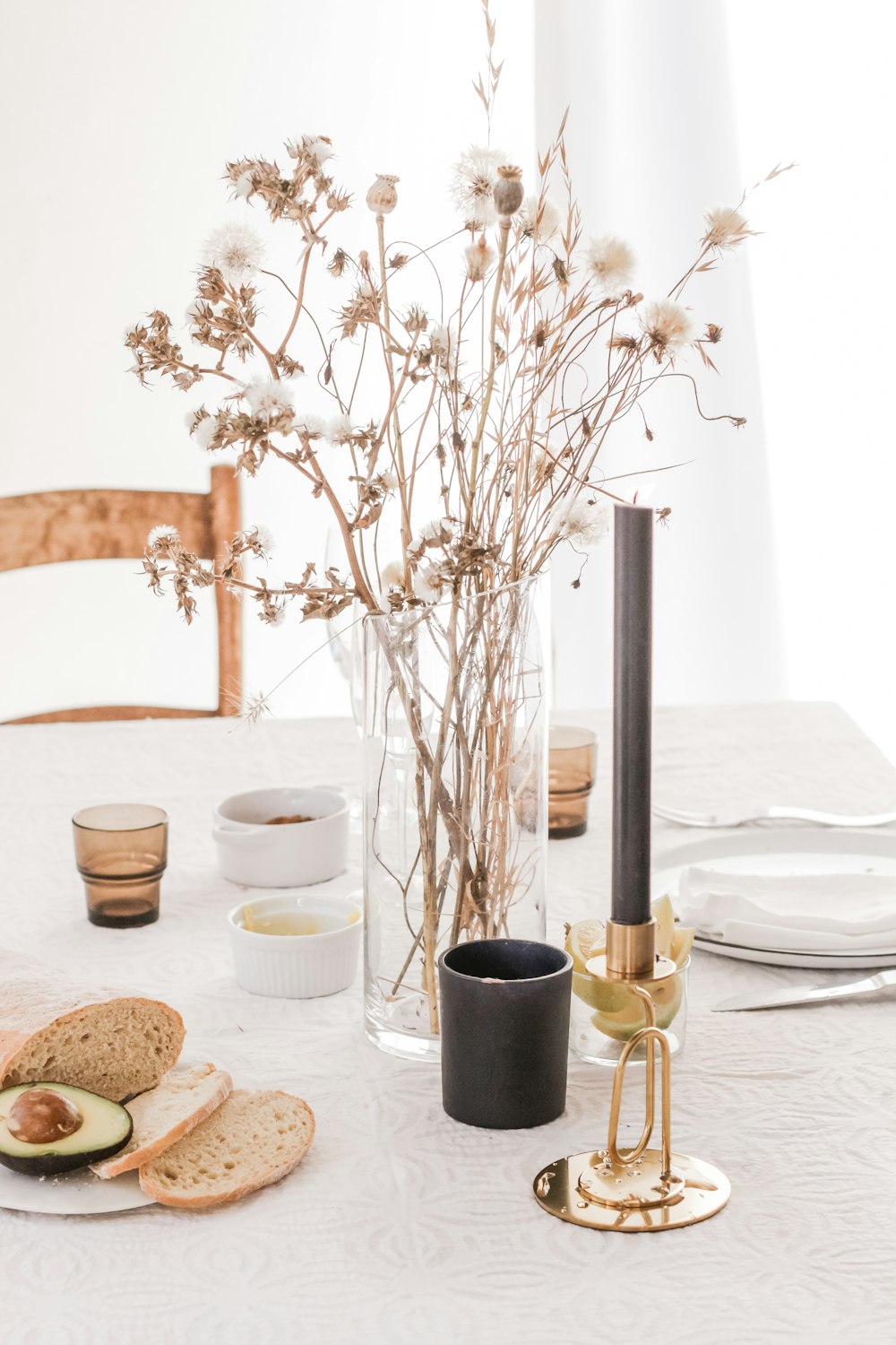 テーブルに置かれたパンと花