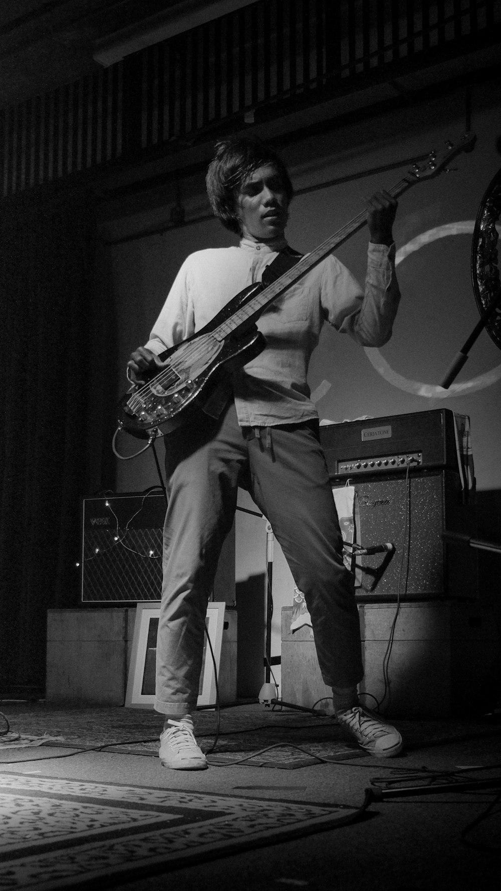 Fotografía en escala de grises de un hombre tocando la guitarra