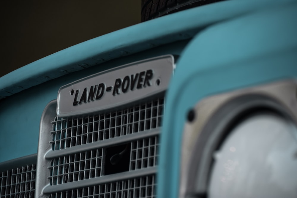 gray Land-Rover vehicle grille